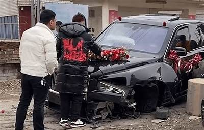 国产车撞石墩事故视频曝光，真实情况引发热议与讨论！